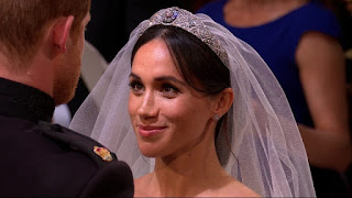 Foto Royal Wedding Prince Harry dan Meghan Markle 2018 Lifts Meghan Veil