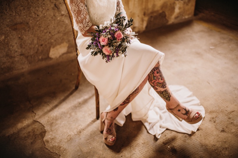 una boda industrial - novios tatuados - editorial moda nupcial