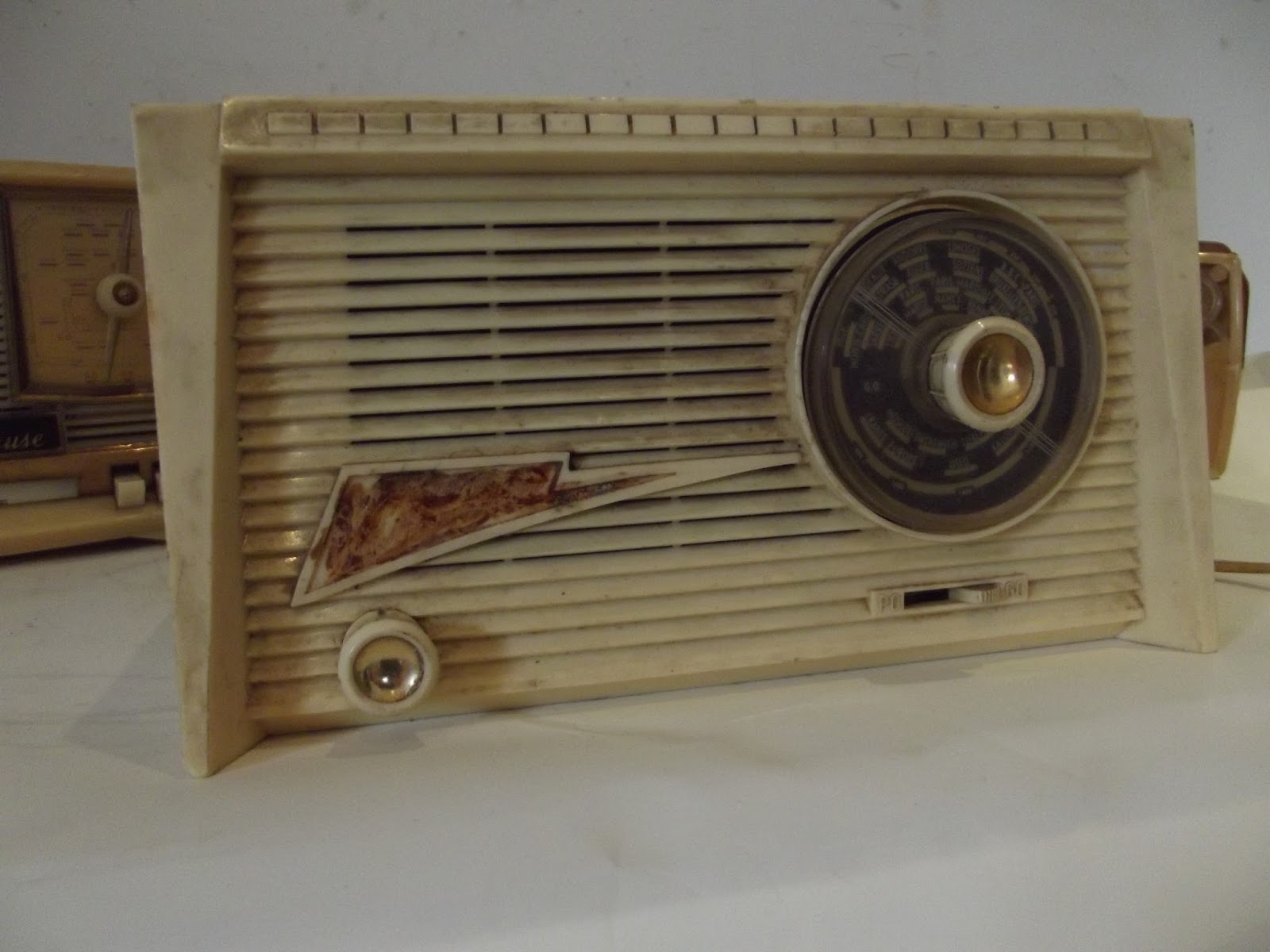 lot 3 RADIO tsf LAMPES BAKÉLITE BLANC radiomuse a identifier pieces