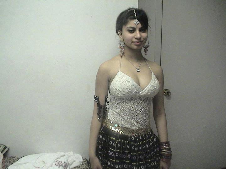Nesha Jawani Ki: Desi Mallu Bhabhi Hot Semi Nude Pictures 