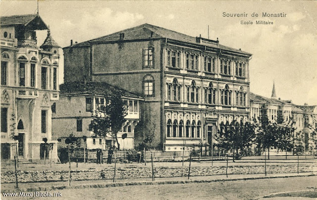 Гимназијата со околните објекти на разгледница од 1911 година, испратена во Франција, на 18 октомври 1918 година.