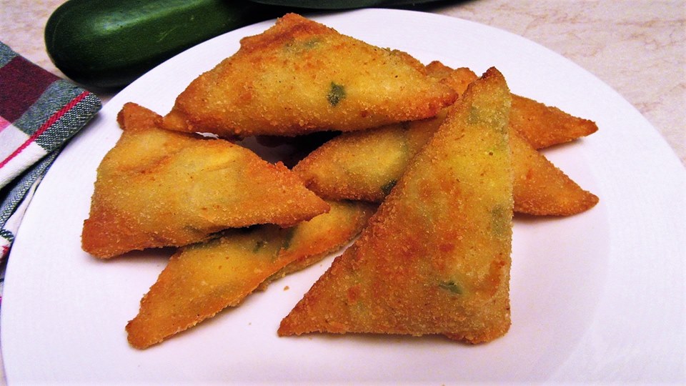 Pohani trokuti punjeni tikvicama i sirom / Deep fried triangles stuffed
