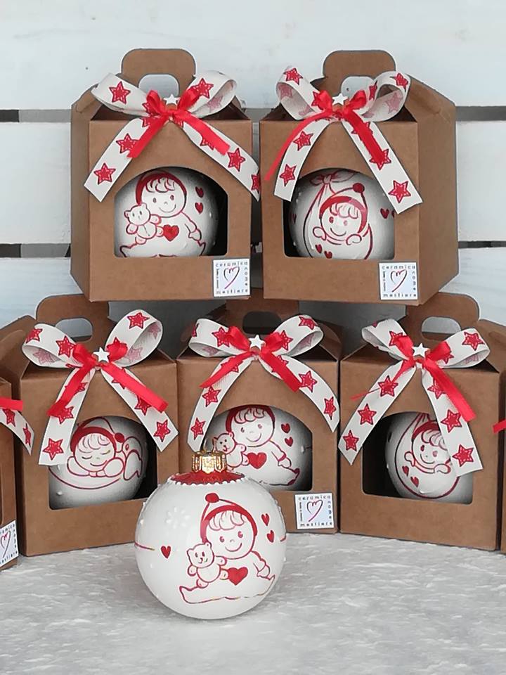 Ceramica Come Mestiere Pallina Di Natale Come Bomboniera Per Il Battesimo Ceramica Dipinta A Mano