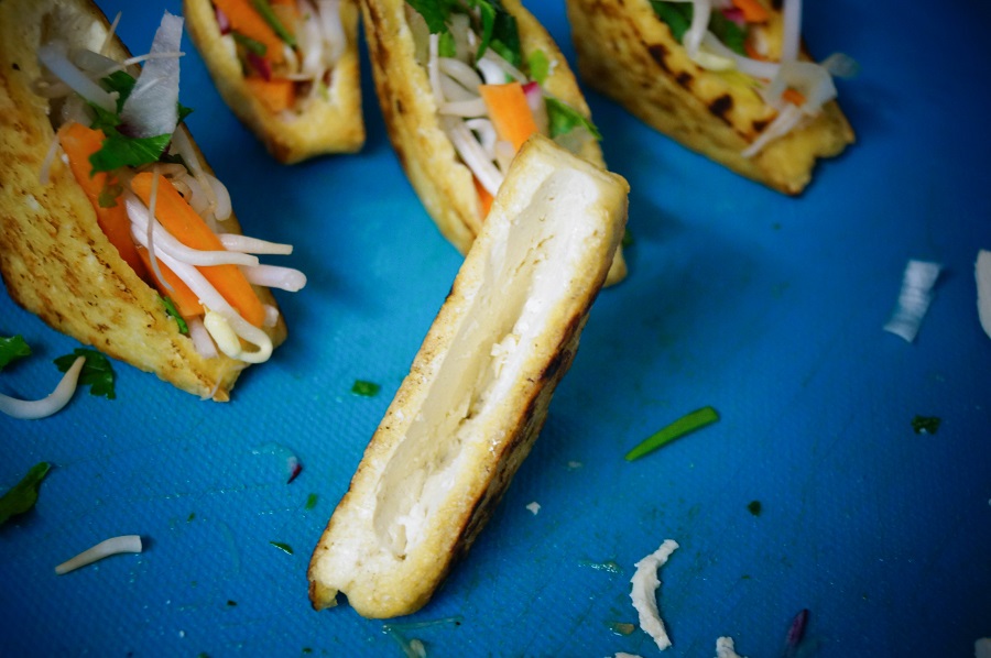 Knusperkabinett: Indonesischer mit Gemüse gefüllter Tofu mit Sataysauce ... Knusperkabinett: Indonesischer mit Gemüse gefüllter Tofu mit Sataysauce ...