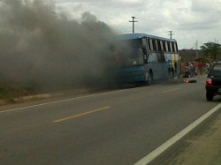 Indignação: Ônibus da Jardinense volta a incendiar e motorista tentava apagar as chamas com areia