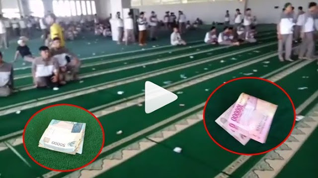 Heboh Uang Ratusan Ribu Berserakan Di Masjid, Tak Disangka Ternyata Begini Kata Pak Ustadz
