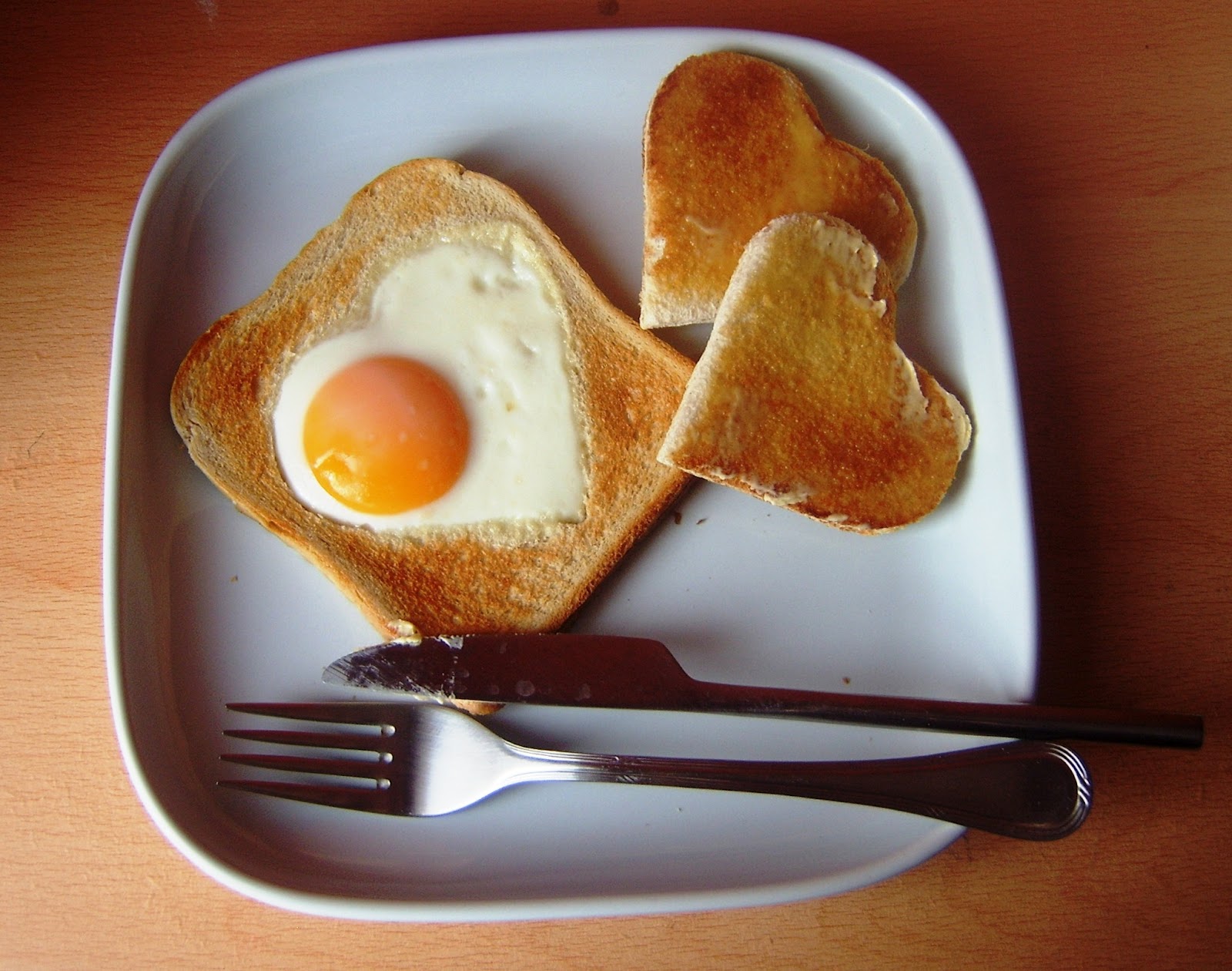 Жить без завтрака. Яичница в хлебе. Завтрак яичница в хлебе. Завтрак с яйцом и хлебом. Яичница глазунья в хлебе.