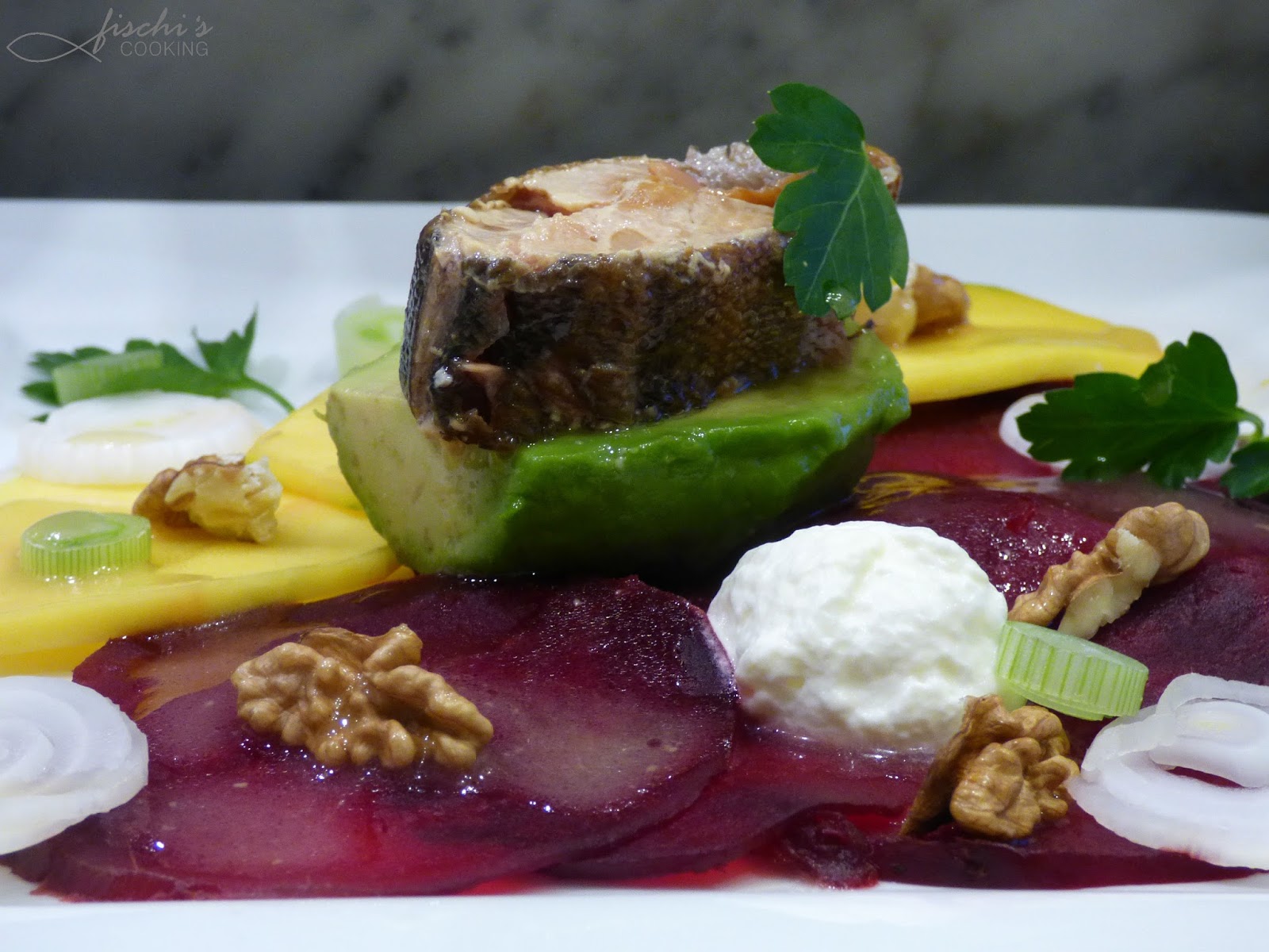 räucherforelle auf rote - rüben - mango - carpaccio