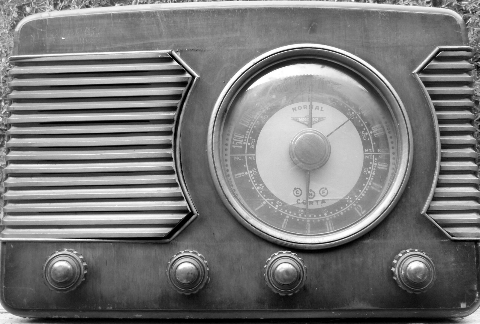 Efemérides. 27 DE AGOSTO DIA DE LA RADIO El 27 de agosto de 1920, los “Locos de la Azotea