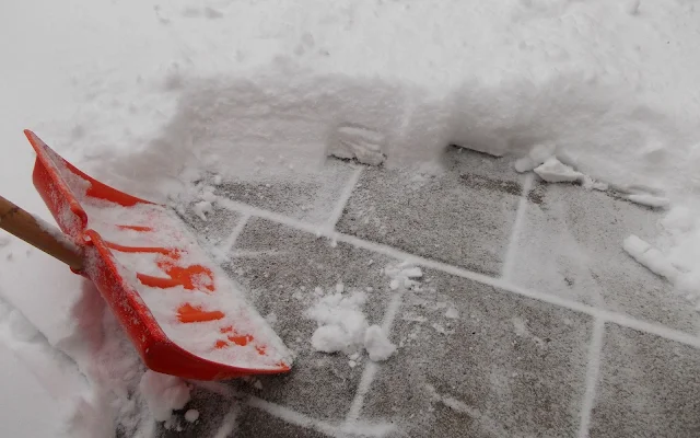 Sneeuwruimen met sneeuwschep