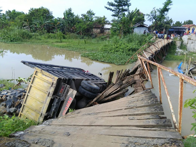 Tak Kuasa Menahan Beban, Jembatan Penghubung Jepara - Demak Ambrol 1 jembatan%2Bambrol