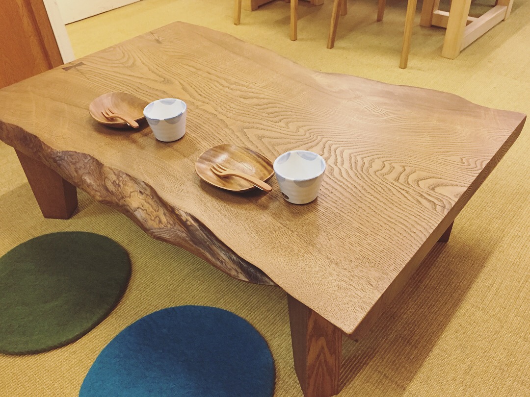 シャルドネ徳島店 【商品紹介】タモの一枚板と栗の木センターテーブル。