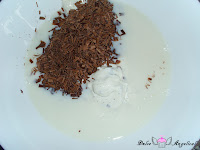 Yogures, leche con gelatina y chocolate rallado
