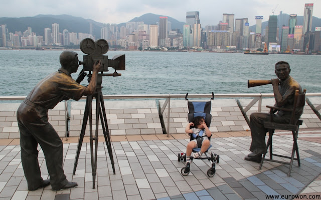 Sonia posando con las estatuas de la Avenida de las Estrellas de Hong Kong