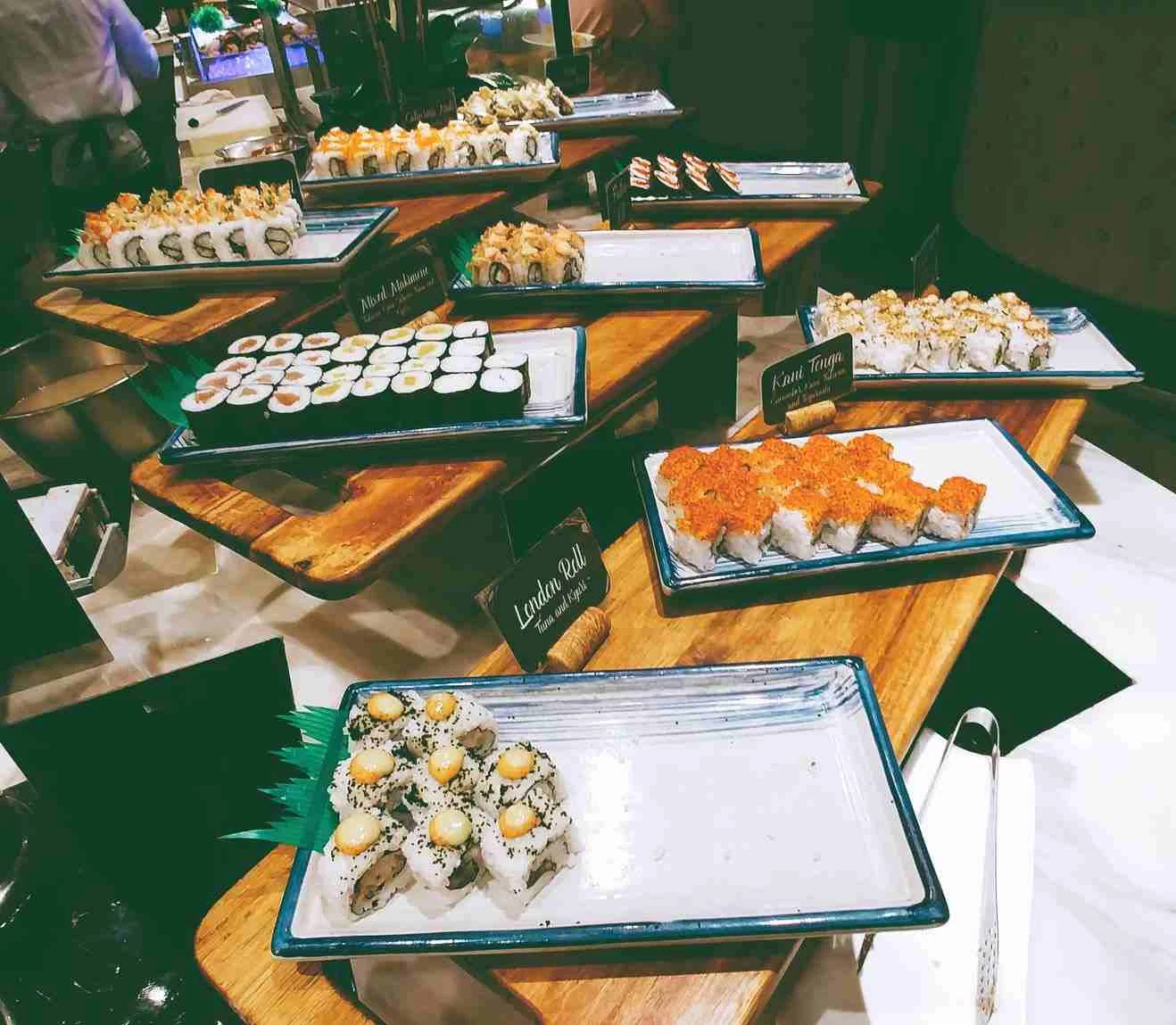 Vikings Luxury Buffet: sashimi and maki at the Japanese food station