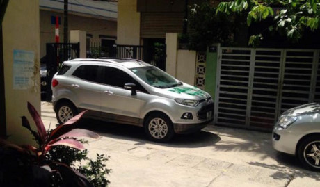 Chiếc xe đỗ vô ý và hành động gây tranh cãi của người phụ nữ - Ảnh 2 Chiec xe do vo y va hanh dong gay tranh cai cua nguoi phu nu - Anh 2