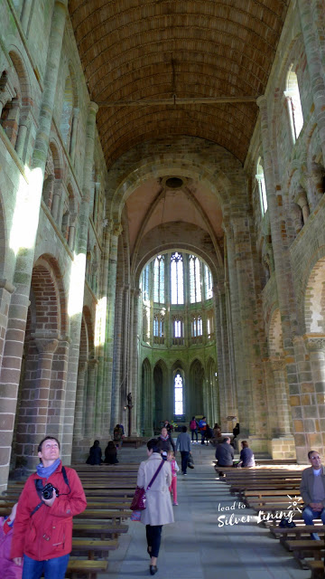 正殿的架構為護壁筒形拱頂，聖壇原為羅曼式風格，但於1421年倒塌，至英法百年戰爭結束後，才以火焰式歌德風格重建而成