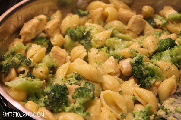 Chicken and Broccoli Shells and Cheese // Not just a box of boring macaroni, this shells and cheese recipe is homemade with love and broccoli! #SundaySupper #recipe #pasta #under30minutes #broccoli #chicken