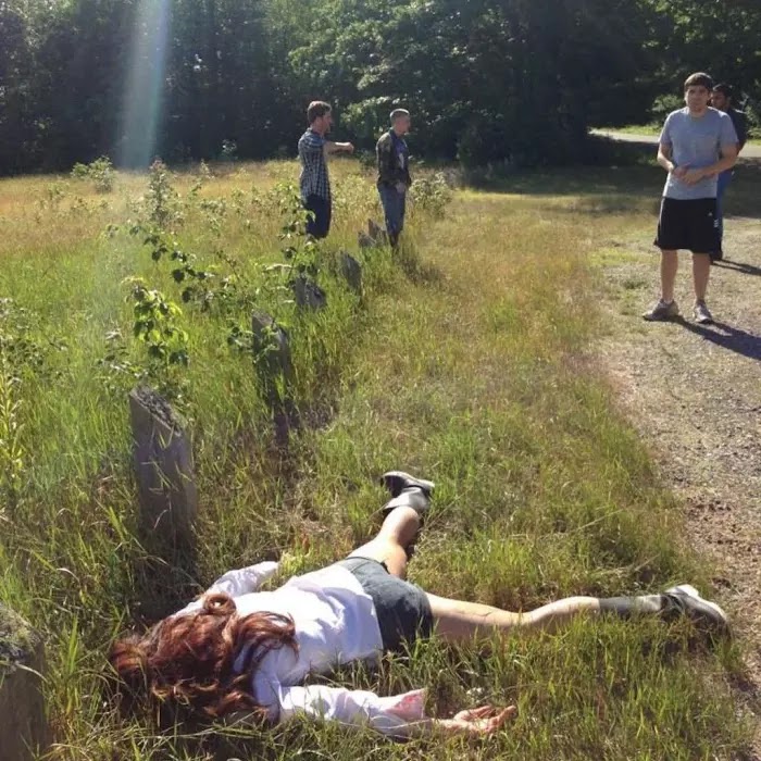 30 Hilarious Anti-Selfies Of Woman 'Dying' At Famous Landmarks