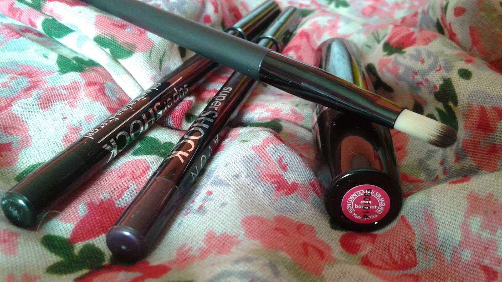 Avon: SuperShock gel eyeliner - black i raw plum; Ultra Colour lipstick - rose bouquet; pędzelek do korektora