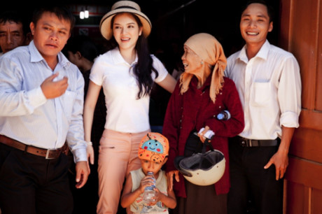 Ly Nha Ky lam tu thien: Chan thanh hay muon danh bong ten tuoi? - Anh 3