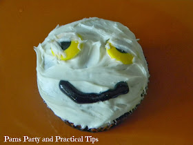 How to make a mummy cupcake