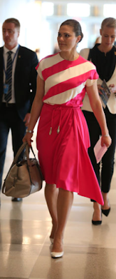 Robe de la reine Silvia des années 80 / escarpins Gianvito Rossi
