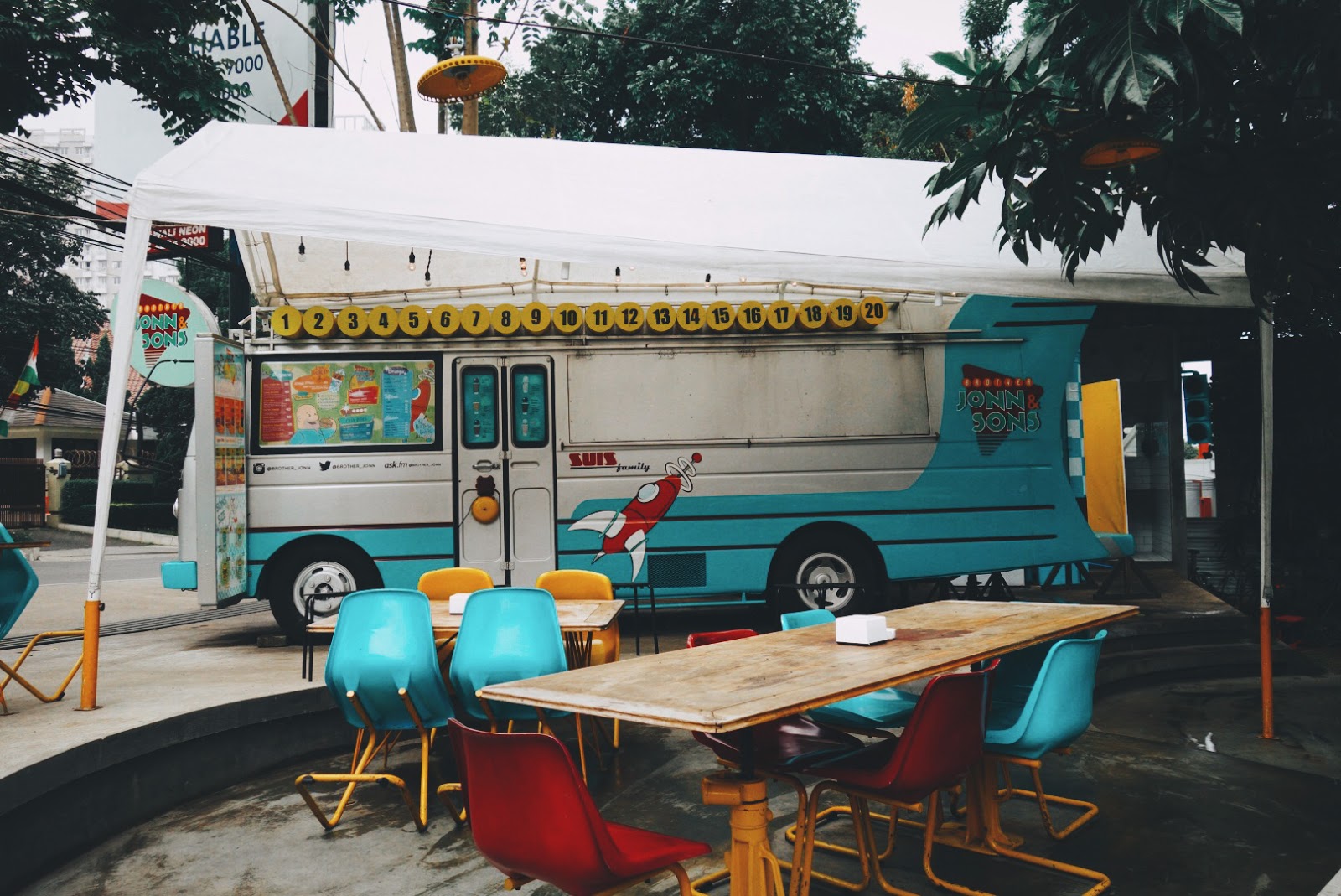 TWO HANDS FULL AT 107 GARAGE ROOM - BANDUNG - eatandtreats ...