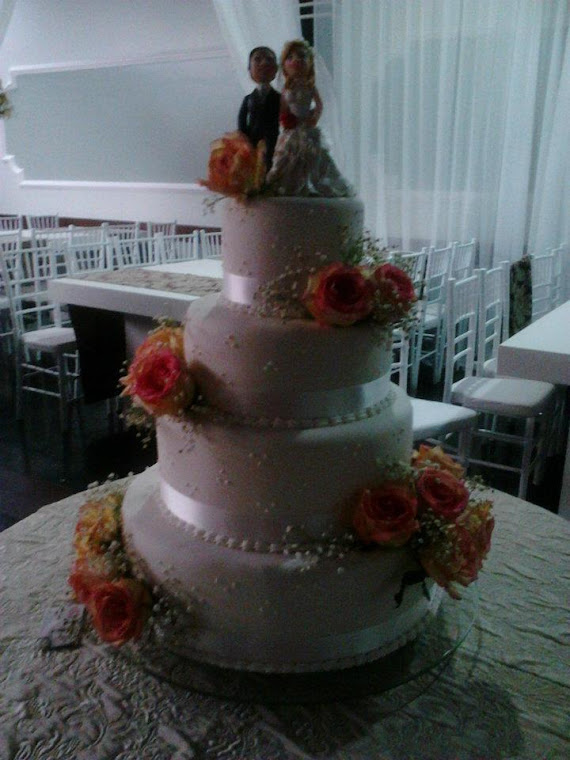 Bolo de Casamento com Rosas Naturais