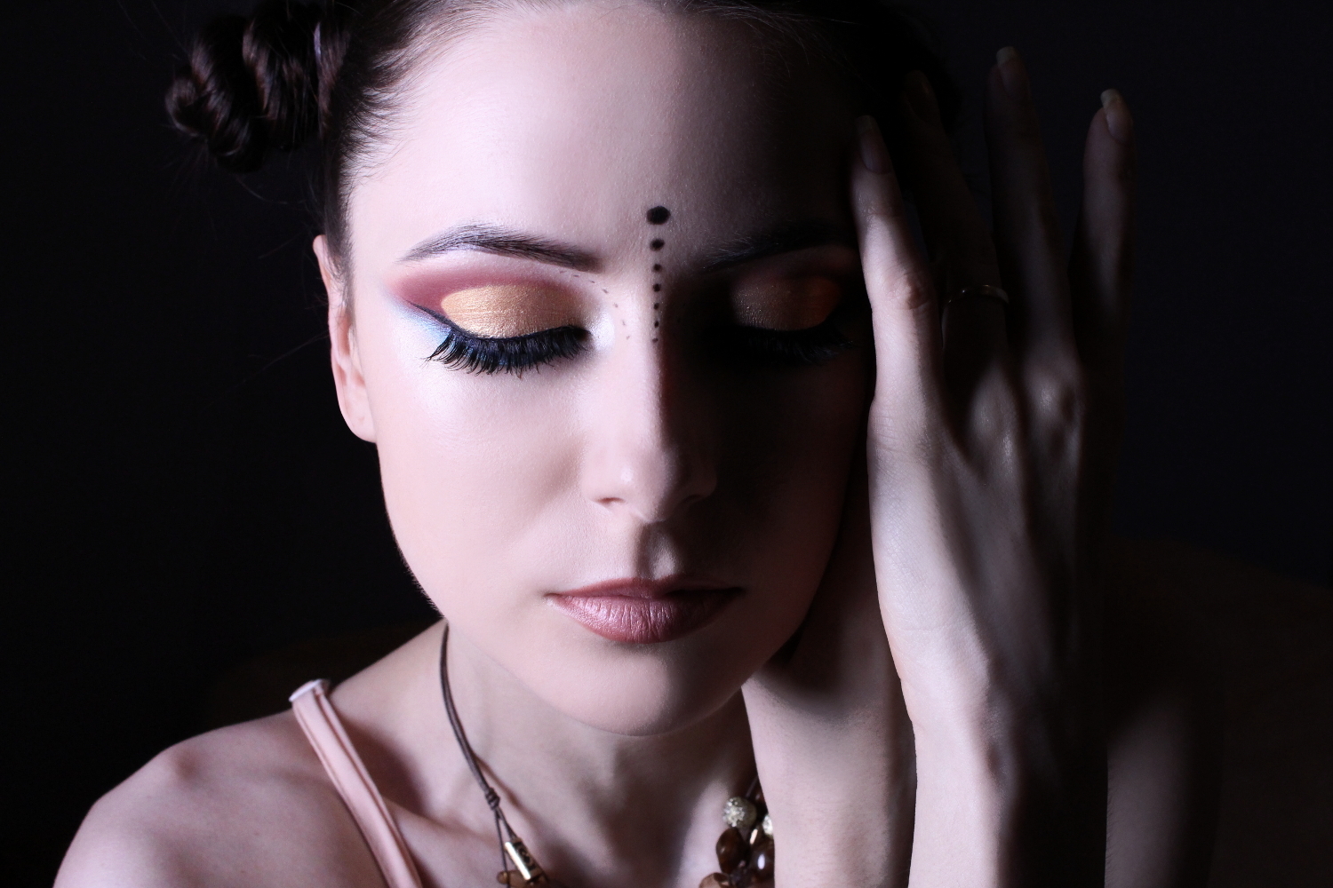 boho indian inspired coachella makeup look brown eyes