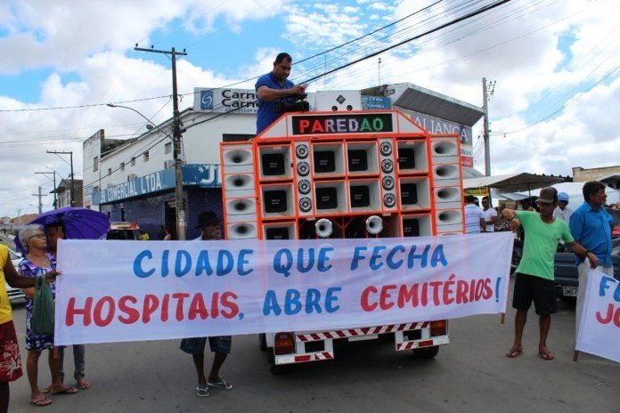 Moradores protestam contra suspensão do SUS em hospital de Riachão do Jacuípe