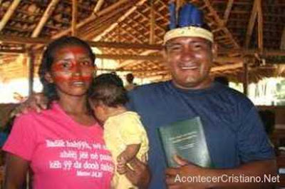 Indígenas de tribu de la selva reciben Biblias