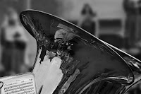 Tuba Pormenor da campânula e uma parte de uma peça musical