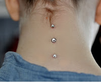 piercing para hombres, piercing en la nuca, 3 piercings en la nuca, piercings en el cuelo, 3 piercings verticales en el cuello, como me puedo poner algunos piercing, en partes del cuerpo se pueden poner los piercings, imagenes de hombres  con piercings, tpos de piercings, formas de piercings