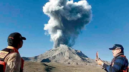 EL TICSANI UN VOLCAN APUNTO DE DESPERTAR EN PERU . EL TICSANI UN VOLCAN APUNTO DE DESPERTAR EN PERU .