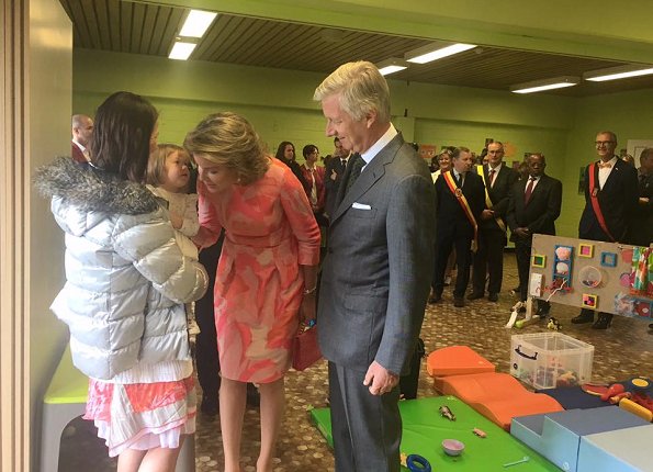 Queen Mathilde wore Natan pink floral print dress and Natan pumps to Asty-Mouli school and Bebe Bus creche visiting..