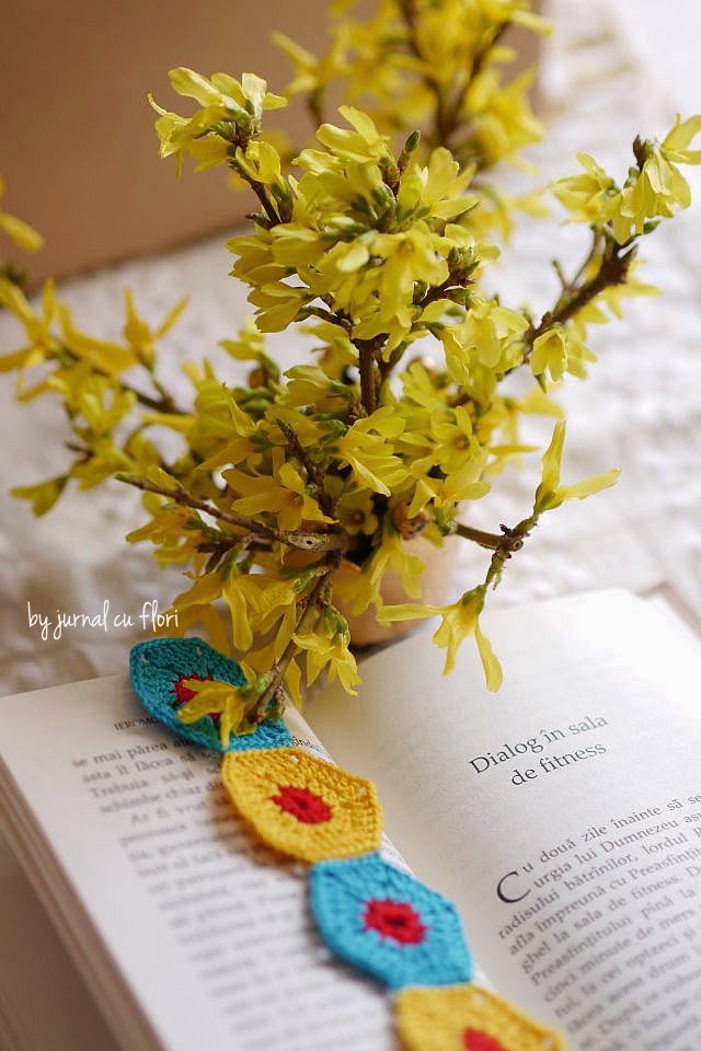 carte deschisa semn de carte crosetat galben albastruForsythia bouquet arrangement  buchet flori galbene