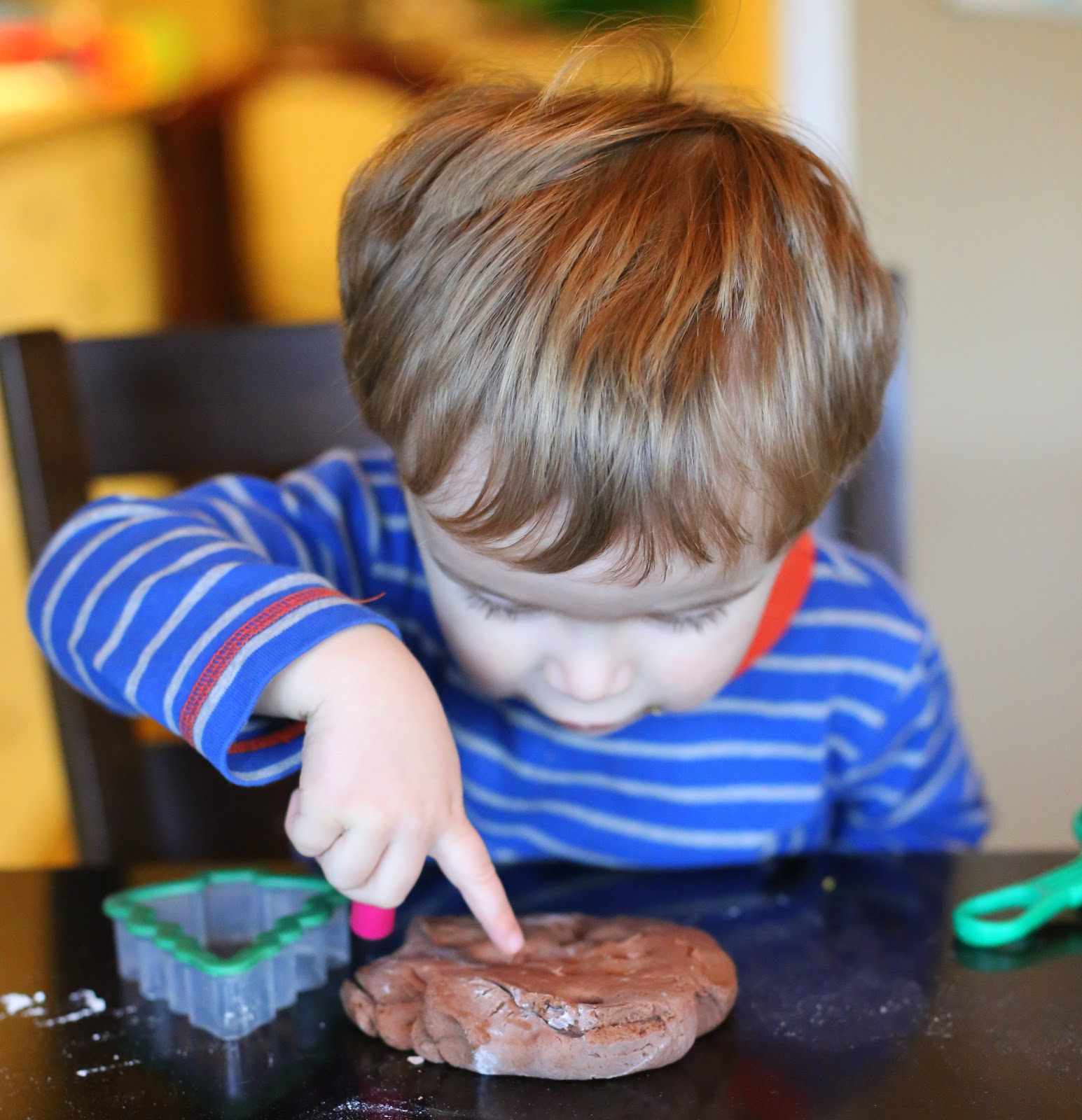 A new recipe for Chocolate ornament dough.  Make some hot cocoa and settle in for some delicious smelling homemade ornament creating!  From Fun at Home with Kids