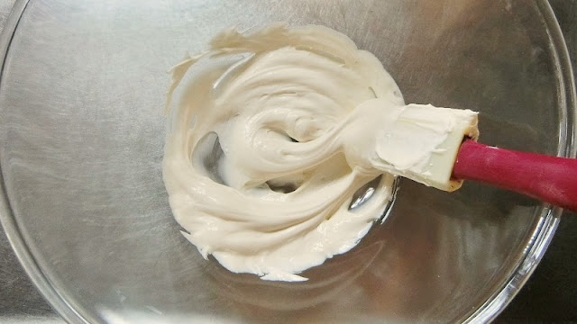 クリームチーズは室温に戻してやわらかくし、ゴムベラで練り混ぜてクリーム状にする