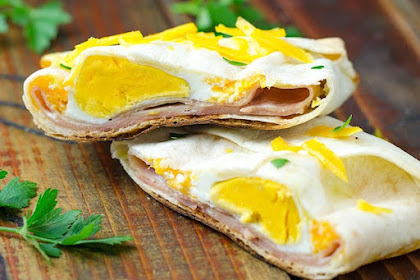 EASY HAM AND CHEESE BREAKFAST POCKETS