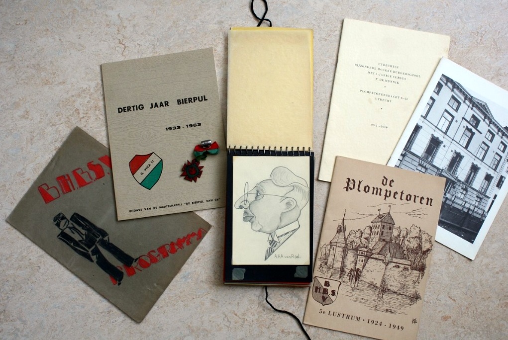 Verschillende publicaties van de HBS de Munnik uit het archief van de familie Ragay