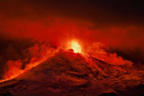Mas volcanes estan entrando en erupcion. Mas volcanes estan entrando en erupcion.