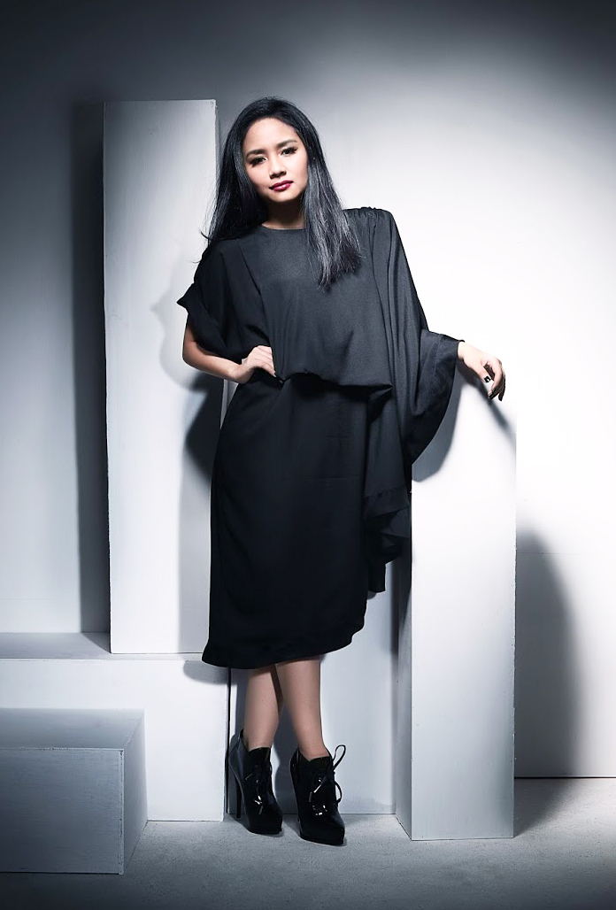 Tampilan dewasa Penyanyi Muda Berbakat Gita Gutawa Baju hitam di Inggris Penyanyi Muda Berbakat Gita Gutawa