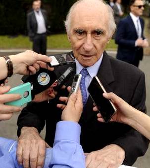 Fernando de la Rúa Foto de Fernando de la Rúa siendo entrevistado