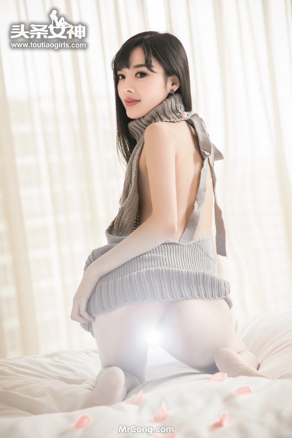 TouTiao 2017-08-21: Model Zhou Xi Yan (周 熙 妍) (33 photos)