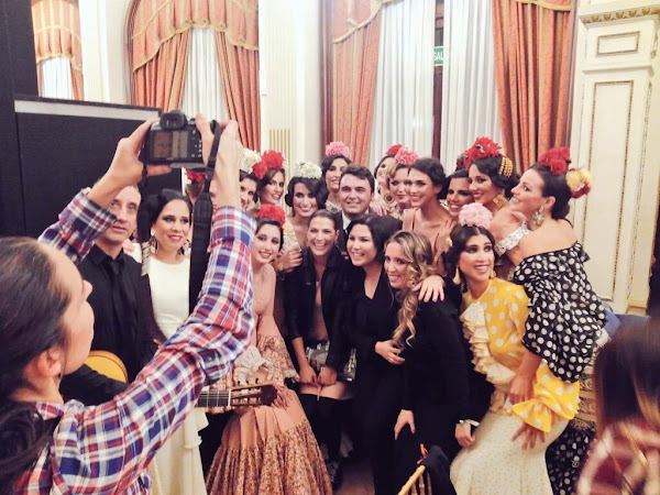 Desfile Camacho Ríos Cathaysa Medina haciendo la foto al grupo de modelos, Laura Sánchez y Camacho Ríos