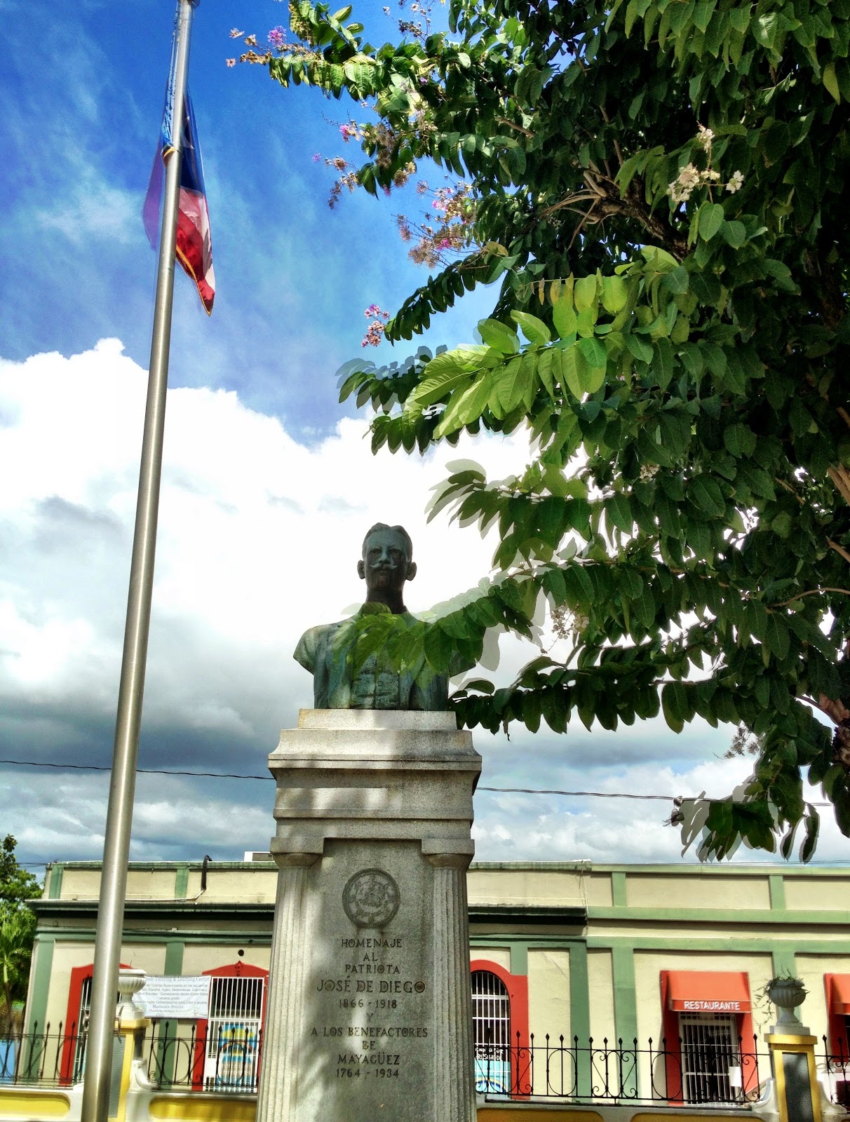 ARTE PUBLICO ESCULTURAS Y MONUMENTOS EN PUERTO RICO Busto de José de