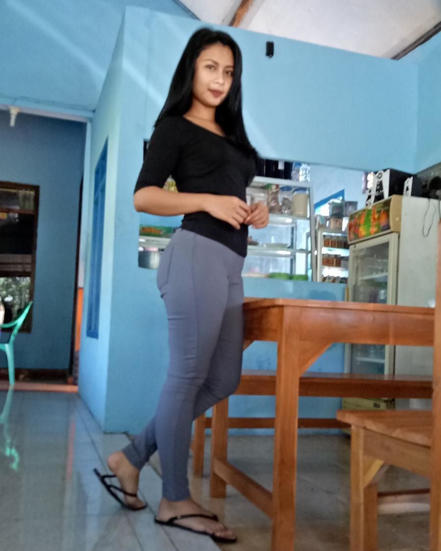 Foto-Foto Seksi Andita, Pelayan Warung Kopi Sexy