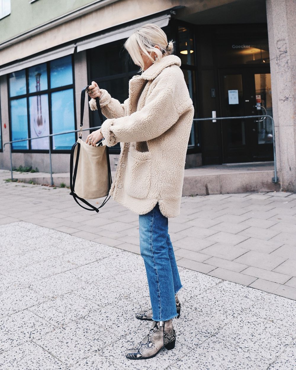Get This Swedish Influencer's Cool Sherpa Jacket Outfit