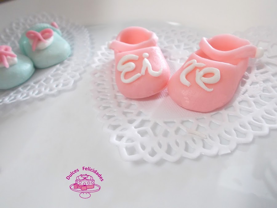 Zapatitos de bebé en fondant